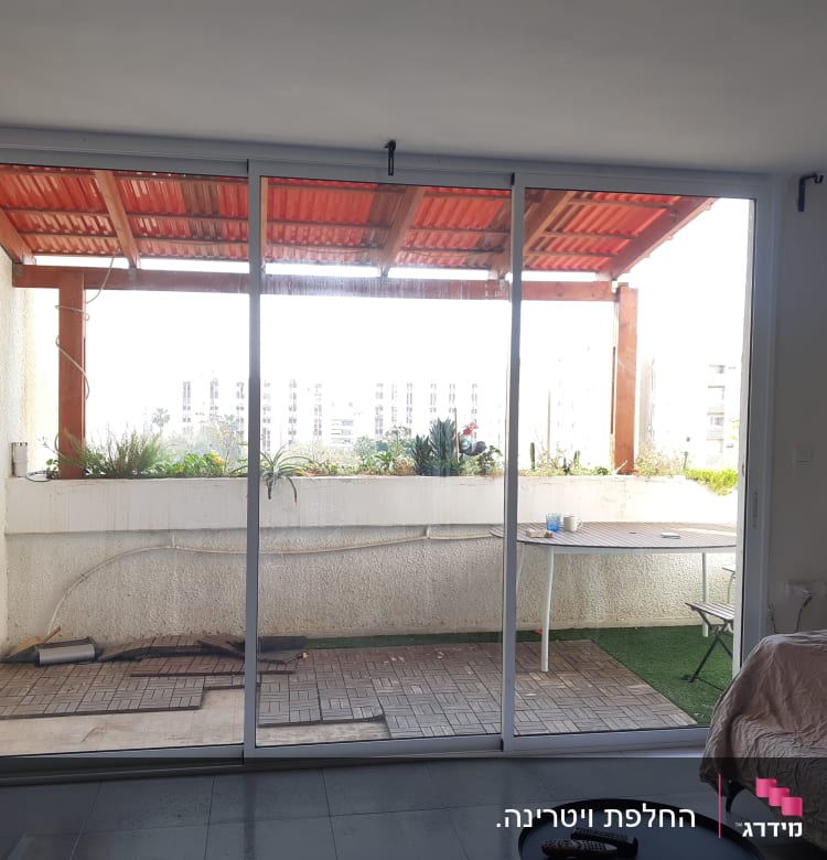 דלת הזזה מאלומיניום עם מסגרת זכוכית שקופה